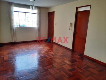 Se vende un acogedor departamento ubicado en el corazón de Chiclayo, en un condominio privilegiado cercano a la Avenida Grau y a pocos minutos de la P