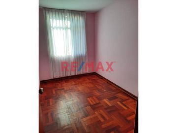 Se vende un acogedor departamento ubicado en el corazón de Chiclayo, en un condominio privilegiado cercano a la Avenida Grau y a pocos minutos de la P
