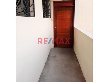 Se vende un acogedor departamento ubicado en el corazón de Chiclayo, en un condominio privilegiado cercano a la Avenida Grau y a pocos minutos de la P