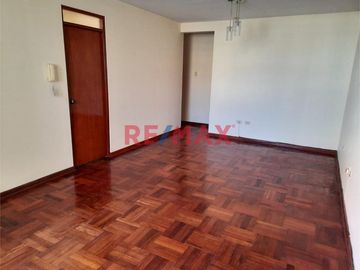 Se vende un acogedor departamento ubicado en el corazón de Chiclayo, en un condominio privilegiado cercano a la Avenida Grau y a pocos minutos de la P
