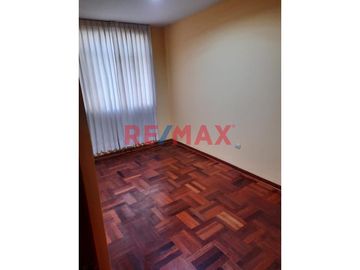 Se vende un acogedor departamento ubicado en el corazón de Chiclayo, en un condominio privilegiado cercano a la Avenida Grau y a pocos minutos de la P
