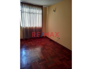 Se vende un acogedor departamento ubicado en el corazón de Chiclayo, en un condominio privilegiado cercano a la Avenida Grau y a pocos minutos de la P