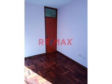 Se vende un acogedor departamento ubicado en el corazón de Chiclayo, en un condominio privilegiado cercano a la Avenida Grau y a pocos minutos de la P