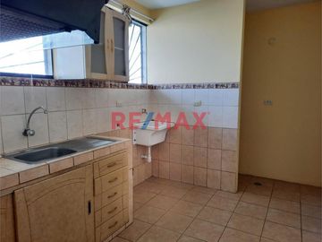 Se vende un acogedor departamento ubicado en el corazón de Chiclayo, en un condominio privilegiado cercano a la Avenida Grau y a pocos minutos de la P