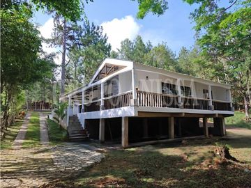 Oportunidad! Se Vende Casa en Altos de Cerro Azul