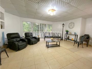 Oportunidad! Se Vende Casa en Altos de Cerro Azul