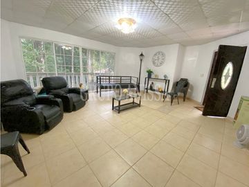 Oportunidad! Se Vende Casa en Altos de Cerro Azul