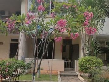 Rumah pantai mutiara,3 lantai, SHM,harga 5M