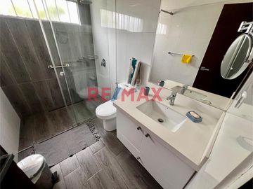 🏡 VENTA CASA Ubicada en uno de los sectores más solicitados de La Molina, esta elegante propiedad de 650 m² de terreno y 305 m² de construcción con do