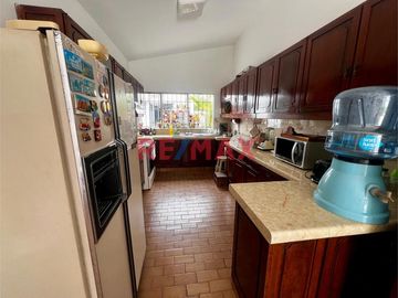 🏡 VENTA CASA Ubicada en uno de los sectores más solicitados de La Molina, esta elegante propiedad de 650 m² de terreno y 305 m² de construcción con do