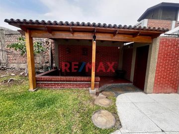 🏡 VENTA CASA Ubicada en uno de los sectores más solicitados de La Molina, esta elegante propiedad de 650 m² de terreno y 305 m² de construcción con do