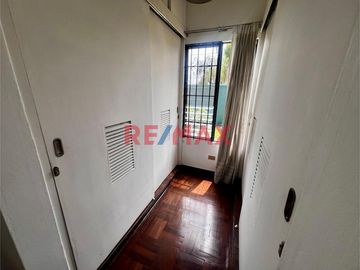 🏡 VENTA CASA Ubicada en uno de los sectores más solicitados de La Molina, esta elegante propiedad de 650 m² de terreno y 305 m² de construcción con do