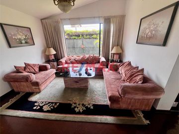🏡 VENTA CASA Ubicada en uno de los sectores más solicitados de La Molina, esta elegante propiedad de 650 m² de terreno y 305 m² de construcción con do
