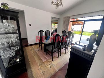 🏡 VENTA CASA Ubicada en uno de los sectores más solicitados de La Molina, esta elegante propiedad de 650 m² de terreno y 305 m² de construcción con do