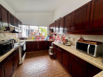 🏡 VENTA CASA Ubicada en uno de los sectores más solicitados de La Molina, esta elegante propiedad de 650 m² de terreno y 305 m² de construcción con do