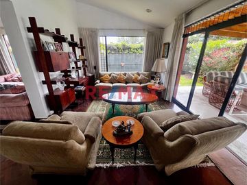 🏡 VENTA CASA Ubicada en uno de los sectores más solicitados de La Molina, esta elegante propiedad de 650 m² de terreno y 305 m² de construcción con do