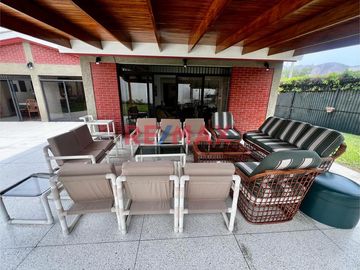 🏡 VENTA CASA Ubicada en uno de los sectores más solicitados de La Molina, esta elegante propiedad de 650 m² de terreno y 305 m² de construcción con do
