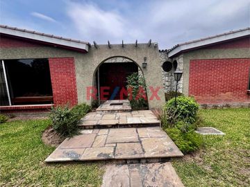 🏡 VENTA CASA Ubicada en uno de los sectores más solicitados de La Molina, esta elegante propiedad de 650 m² de terreno y 305 m² de construcción con do