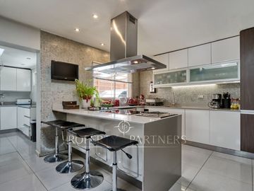 Oportunidad!  Casa remodelada en venta, La Reina.