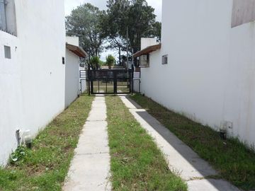 VENTA DPTO TIPO CASA 3 AMBIENTES, CON PATIO Y GARAJE, MAR DEL TUYU