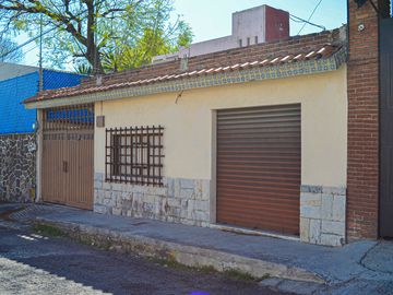 VENTA DE CASA EN PRIVADA SOBRE DIAGONAL DEFENSORES para RESTRUCTURAR O REMODELAR