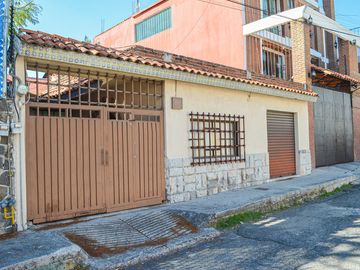 VENTA DE CASA EN PRIVADA SOBRE DIAGONAL DEFENSORES para RESTRUCTURAR O REMODELAR