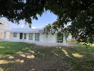 Casa en Venta en Fraccionamiento Arcada Alameda en Celaya Gto .