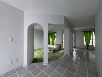 Casa en Venta en Fraccionamiento Arcada Alameda en Celaya Gto .