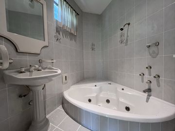 Casa en Venta en Fraccionamiento Arcada Alameda en Celaya Gto .