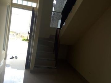 Rumah Second Town House Dalam Komplek Cipadu Anti Banjir