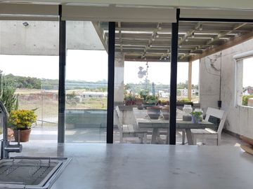Casa de diseño sobre ruta 11 sur