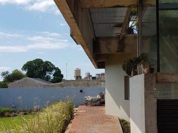 Casa de diseño sobre ruta 11 sur