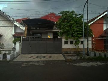 Rumah Terawat Manyar Tompotika Hadap Selatan