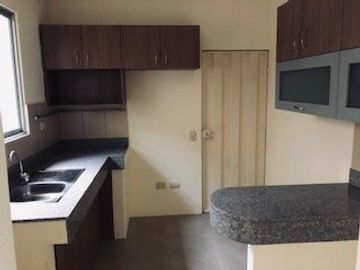 Venta de casa cuatro habitaciones en urbanización Arboletta km 15,5 de la vía Salitre