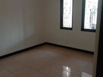 MURAH Rumah Siap Huni Perum Sukolilo ada Kitchen set, bufet