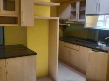MURAH Rumah Siap Huni Perum Sukolilo ada Kitchen set, bufet