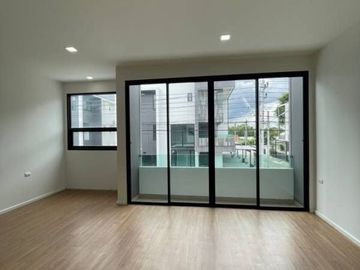 3 Bedroom Townhouse for sale at Malada Maz