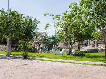 Casas en venta en Privada Residencial con recamara en planta baja en Merida