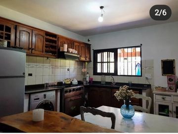 CHALET, 5 AMBIENTES, PILETA.
