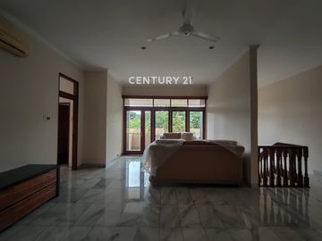 Komplek Perumahan Ada Bangunan Mewah Lokasi Townhouse Jervois
