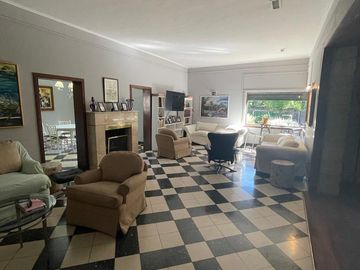 Importante chalet sobre lote de 1380 mts.