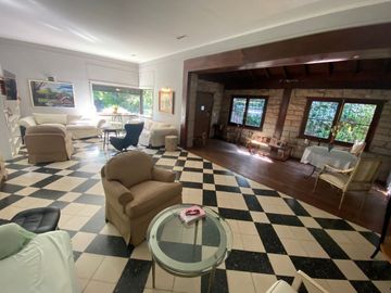 Importante chalet sobre lote de 1380 mts.