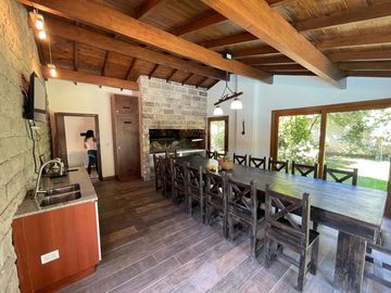 Importante chalet sobre lote de 1380 mts.