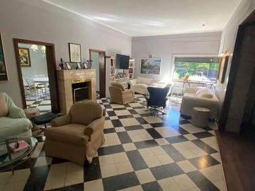 Importante chalet sobre lote de 1380 mts.