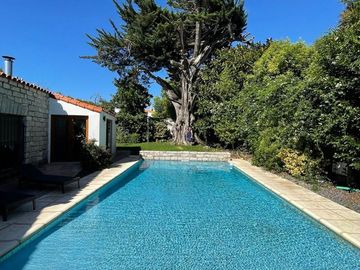 Importante chalet sobre lote de 1380 mts.