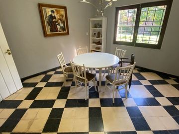 Importante chalet sobre lote de 1380 mts.