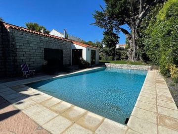 Importante chalet sobre lote de 1380 mts.