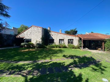 Importante chalet sobre lote de 1380 mts.