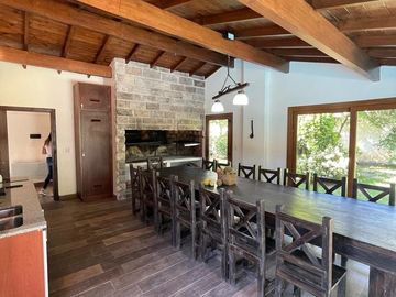 Importante chalet sobre lote de 1380 mts.