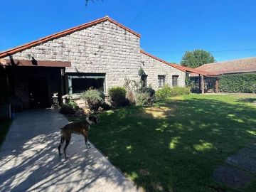 Importante chalet sobre lote de 1380 mts.